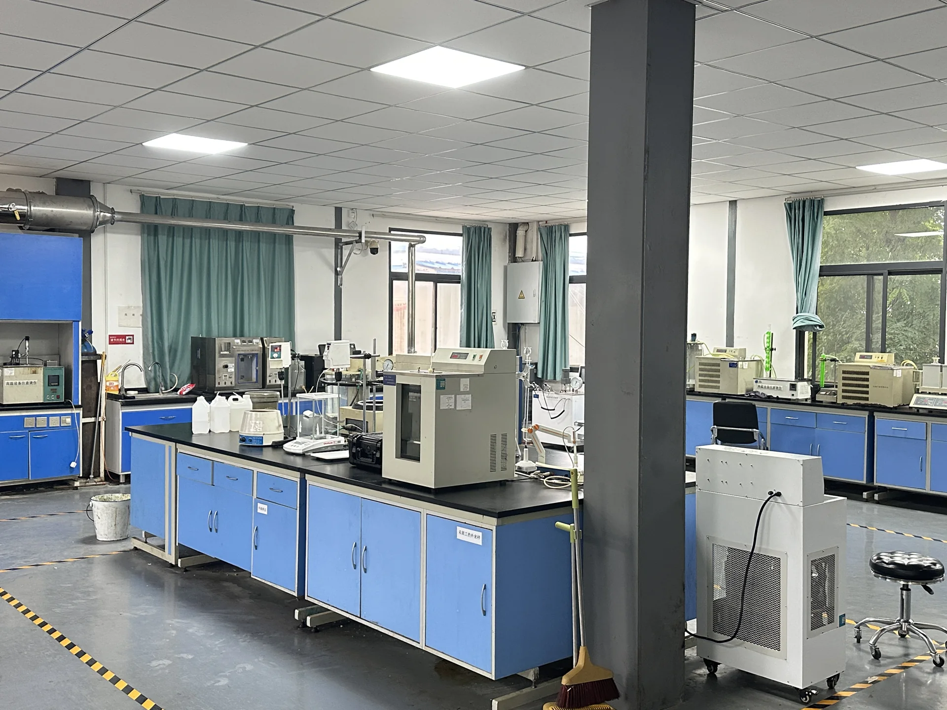 Laboratory benches and instruments